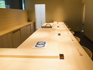 上質な寿司と料理、厳選された酒類を洗練された落ち着ける空間で