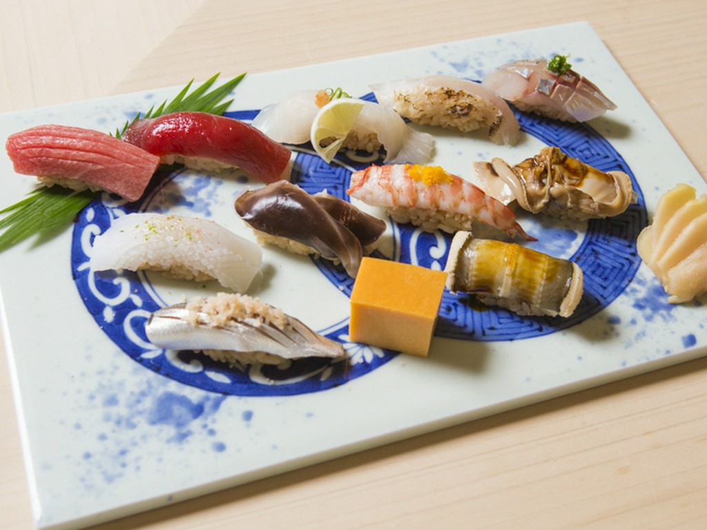 その日仕入れたネタを、すっきり味のシャリでいただく『握り12貫（玉子含む）』