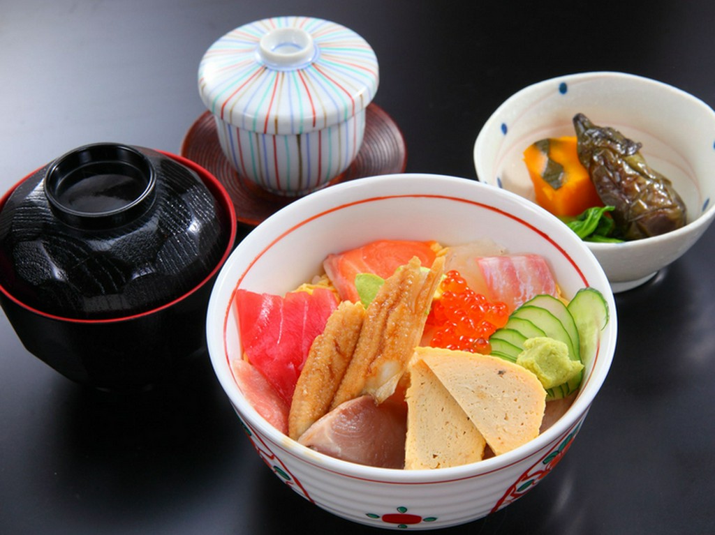 色とりどりの食材が楽しめる『海鮮丼』