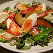 ニースサラダをベースにえごま油を使用したドレッシングが特徴。温野菜の甘味が絶品。