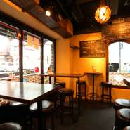 スタッフのきめ細やかなサービスが行き届く居心地のよい空間です。お客様に笑顔になっていただくことがお店のモットーだから、記念日やデートのサプライズにも協力してくれます。ほどよいライブ感で親密度もアップ。