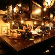 今日はひとりで食事したい…そんな日にもぴったり。カウンター越しのシェフと食材やワインの話に興じるもよし、きびきびとした手さばきを眺めるもよし。心地よいざわめきの中でリラックスした時間が過ごせます。