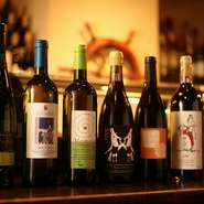 豊富な魚料理に合わせるワインのチョイスは妥協なし。ワイン通から入門者まで、幅広く支持される味・価格のバランスの取れたラインナップです。月替わりの一本やおすすめグラスワインなど、ぜひ飲み比べてみて。