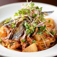 切り身は香ばしいコンフィに、肝は煮詰めてソースにして、さんま一尾分の旨味と滋味あふれる大根のとりあわせが印象的な、この季節ならではの一品。できたての熱々で、食材の香ばしさとほろ苦さを楽しんでください。