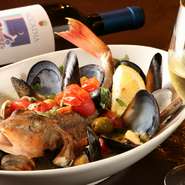 近海で獲れた旬の魚介のうまみがたまらない、名物『アクアパッツア』。人数やボリュームによってアレンジしてくれるので、メインでオーダーしたい一品です。スープは一滴も残さずに締めのパスタでも楽しめます。