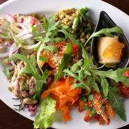 初めてのお客さまにも常連さんにも人気のメニューがこちら。お店イチオシの季節のおいしい食材や、シェフこだわりの調理法がこの一皿に凝縮されています。しっかり味わえるボリュームだから、好みのワインと共に。