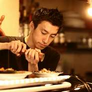 バールの気軽さと本格イタリアンの味を楽しんでいただけるような、アブクにしかないライブ感、特別感を大事にしています。味、雰囲気、人。そのどれもがお客様に喜ばれ愛される店であり続けることが日々の目標です。