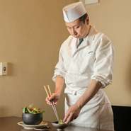 厳選した素材を使って、日本の四季を感じられる料理を提供しています。料理、雰囲気、接客すべて含めてトータルで楽しんでいただけるよう、質の高いサービスで、ゆったりと心地よいひとときをお過ごしください。
