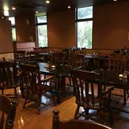 のびのびとしたスペースの店内は、宴会などさまざまなシーンで利用することができます。ドリンクバーの飲み放題も実施しているため、新忘年会などのパーティー会場にはうってつけではないでしょうか。