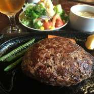 肉汁がたっぷりでジューシーな220gのハンバーグ。食べごたえ十分！ランチおすすめの逸品です。