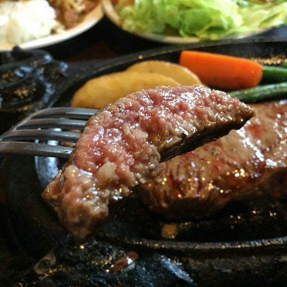 甘味があって柔らかなお肉を贅沢に頂く『厚切りサーロイン』