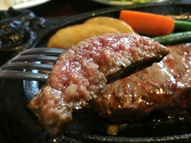 甘味があって柔らかなお肉を贅沢に頂く『厚切りサーロイン』