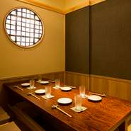 2名から利用できる個室は、全部で4つ。すべてつなげると最大で20名までの宴会も可能です。テーブルはもちろん、床にも天然の木材をつかっていて、温もりを感じられます。あかりの灯る、まあるい窓も素敵な雰囲気。