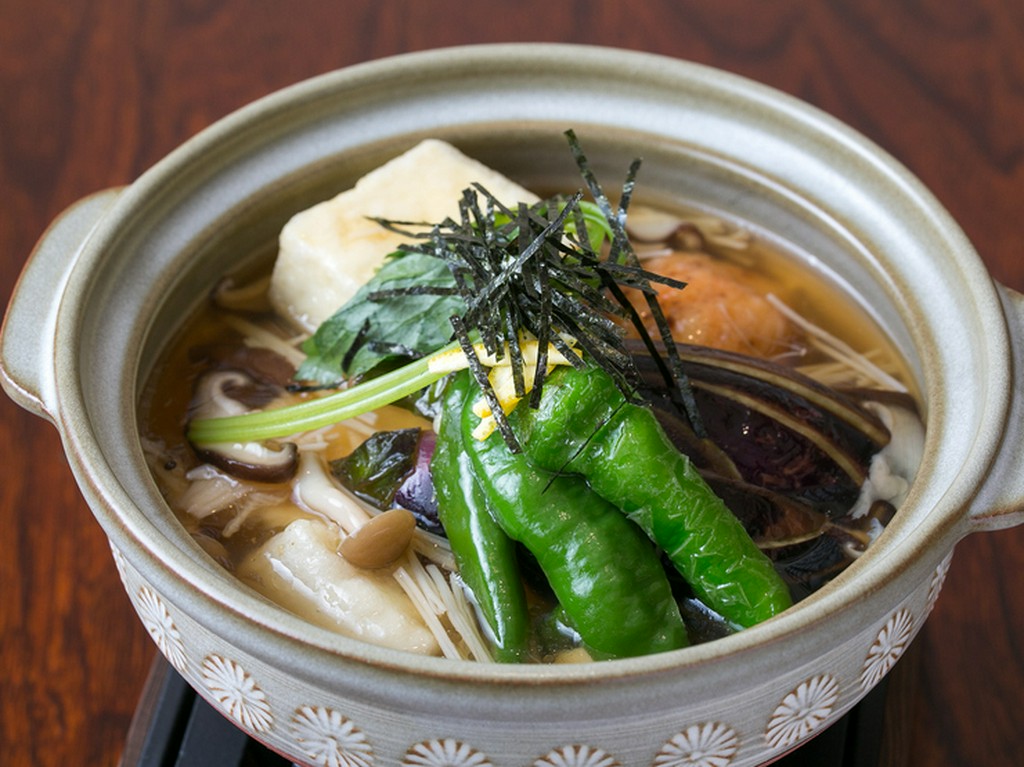 お店の名物。季節の野菜もたっぷりはいった『朴の木豆腐』