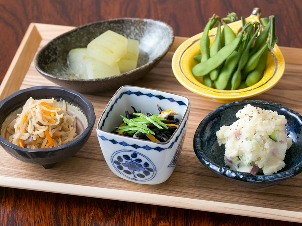 季節の食材をふんだんに使った小鉢『おばんざい各種』