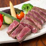 好みのグラムで注文できる『近江牛のステーキ』。肉の甘みや旨みをたっぷり味わう事ができる極上の逸品。（100g　2980円～）