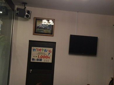 歌って盛り上がれる大きなカラオケルームも好評です