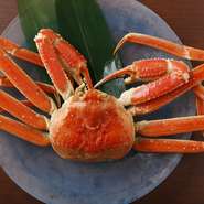 名物の蟹すき、蟹しゃぶなどの蟹料理の蟹は、すべて北海道から直送されているもの。一年中新鮮で高品質の蟹を仕入れています。極上の蟹すき、蟹しゃぶなど蟹料理を堪能しましょう。