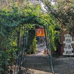 お客様が帰る際はおもてまで丁寧にお見送り