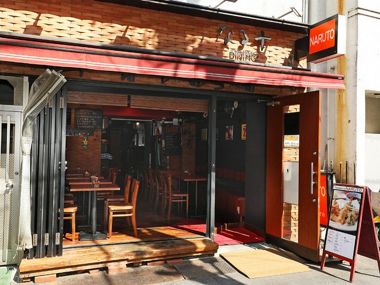 オープンなレンガ造りのワインバーの趣き。新橋の新しい定番かも