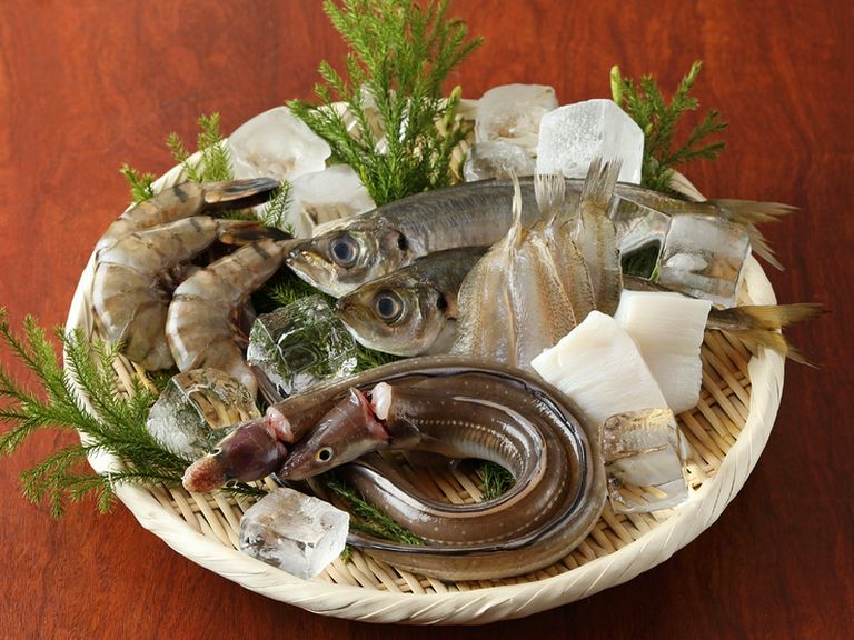 新鮮な食材にこだわる店主が築地市場で毎日仕入れる季節の食材