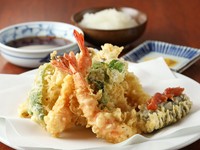 江戸前穴子も小魚も。築地で仕入れた新鮮食材をいただく『天ぷら盛り合わせ』