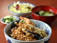 関ヶ原たまり醤油に、みりん・かつお節・利尻昆布をふんだんに使ったコク深い上品な甘さの“黒いタレ”。東京式天丼の旨さは正に熟練の成せるワザ。ピカピカに磨いた赤銅の鍋でカラッと揚げた店主自信の一品です。