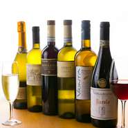 ワインは手軽なグラスワインが390円～、ボトルワインは2400円～とお手頃価格。赤・白・スパークリングの種類が充実しているので、お気に入りの一本にもきっと出会えます。