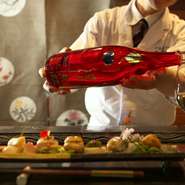 日本酒を愛する店主が吟味した銘柄を豊富に取り揃えています。定番の地酒や料理に合う燗酒に加え、季節に応じて替わる全国の銘酒が15種類ほど。幅広い味わいから、お好みの酒をお選びいただけます。