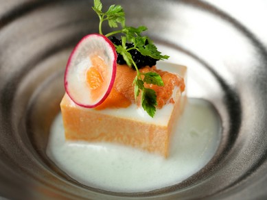 季節のおまかせ会席のサプライズの幕開けとなる『先付』