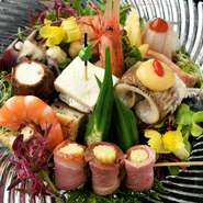 日本料理の伝統をベースにし、楽しい発想と技を加えた華やぎの八寸。魚介を切っただけのお刺身は出さずに、あぶる、昆布締めにする、野菜と合わせるなど、必ずひと手間をかけて本物の“お造り”に仕上げています。
