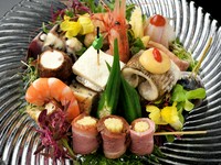 華やかな彩りの祝祭的な『お造り八寸』と『焼き八寸』盛り合わせ