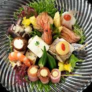 昼も夜も、完全予約制の月替わり『季節のおまかせ会席』のみ。昼は7～8品、夜は9～10品からなる会席料理を楽しめます。伝統的な日本料理に加え、洋食風の一品が登場するなど、新鮮な驚きに満ちるコースです。