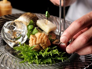 四季折々の旬の食材を仕入れ、丁寧に仕込んで、仕上げてます