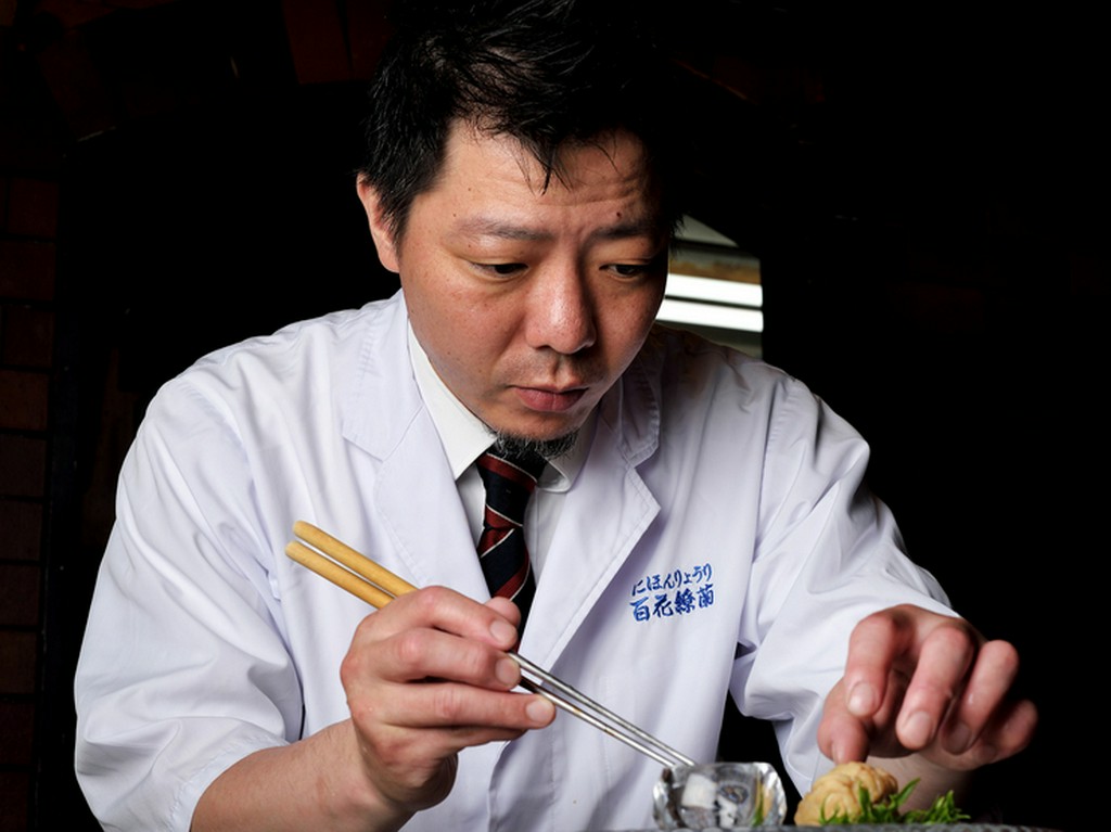 料理人の手仕事を目の前で楽しみ、五感すべてで味わう料理に