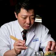 店内はカウンター席がメインの造り。完全予約制で、お客様が揃ってから料理をお出しします。食材や料理人の技を間近で見るライブ感、同じ料理を味わう一体感など、五感を刺激するもてなしを楽しんでいただけます。