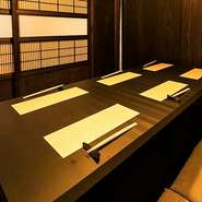 接待、会食、デートや顔合わせなど、大事なシーンでご利用頂ける個室をご用意しております。テーブルと座敷の2種類。
個室は加熱式タバコが御利用頂けます。