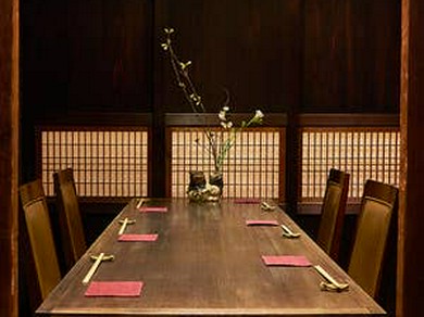 落ち着いたカウンターや個室