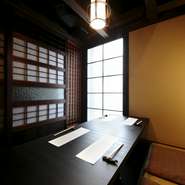 大切な人との記念日やご接待にご利用いただける個室も完備しております。6名様掛けテーブル個室の他、３～6名様用掘りごたつの和個室が2部屋ございます。趣のある建具や調度が落ち着いた雰囲気を醸し出しています。