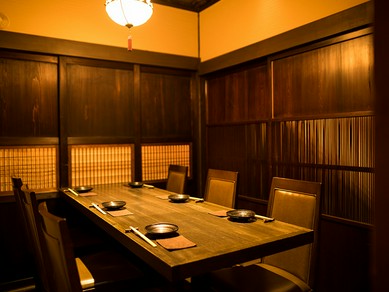 上階５階はテーブル、座敷と３個室。接待や会食にも最適です。