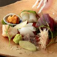 旬にこだわり、季節の魚をひと手間かけて、一番おいしい状態で味わえるのが魅力です。昆布〆、酢〆、ヅケなど職人の技が光ります。内容は日によって変わります。
