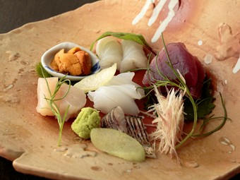 旬の鮮魚を使った自慢の『お刺身六種盛り』