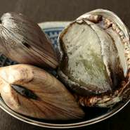 料理長が築地で仕入れた新鮮な食材を使った定番メニューをはじめ、季節限定の料理が味わえます。