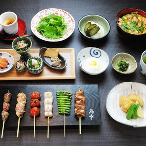鳥幸本格串や季節野菜などの多彩な串を楽しめる〆には鳥幸名物 奇跡の八ヶ岳卵の親子丼を堪能できるコース