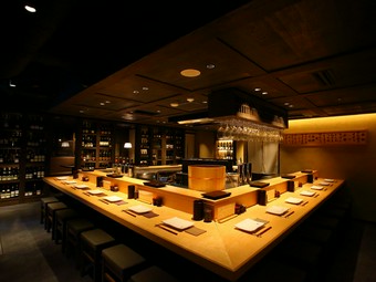 存在感ある白木のカウンターや個室で、ゆっくりと大人の時間を