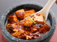 豆腐の周りに滲んだ赤い油が美味しさのしるし。
花椒（ホワジャオ）と唐辛子、豆板醤が効いた痺れる逸品です！