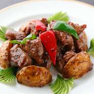 中国料理の中でも人気のお肉料理。牛ヒレ肉の柔らかさを損なわないように、絶妙な火入れ加減で仕上げています。お肉のほか、ミニジャガイモを使用しているので、食感の違いもぜひお楽しみください。