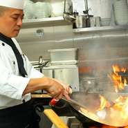 味付けや調理方法、そして食材に至るまで本場・中国の技法を大切にしています。加えて、日本のお客様の味覚に合わせアレンジ。名物料理以外でもさまざまな中国料理と共にお出迎えいたします。