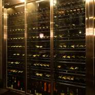 世界格好のワインが揃えられており、料理に合わせてワインの提案もしてもらえます。ワイン以外にも日本酒、クラフトビール、カクテル等幅広いペアリングが可能。