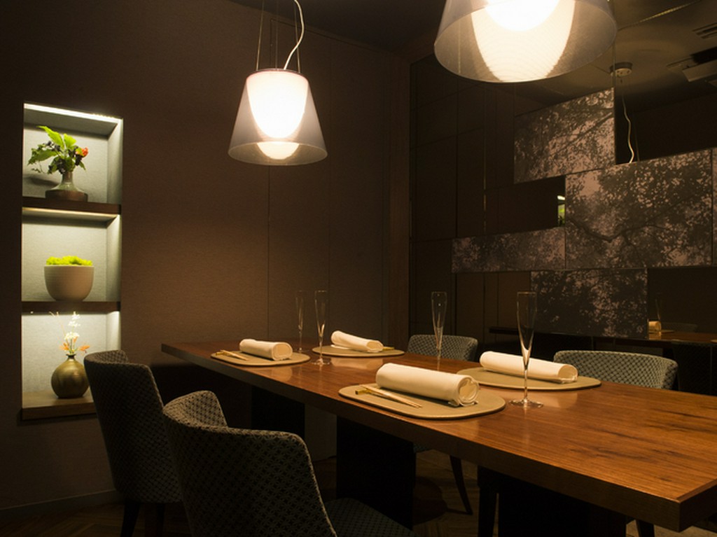 記念日ディナーに相応しい、洗練されたシックな空間